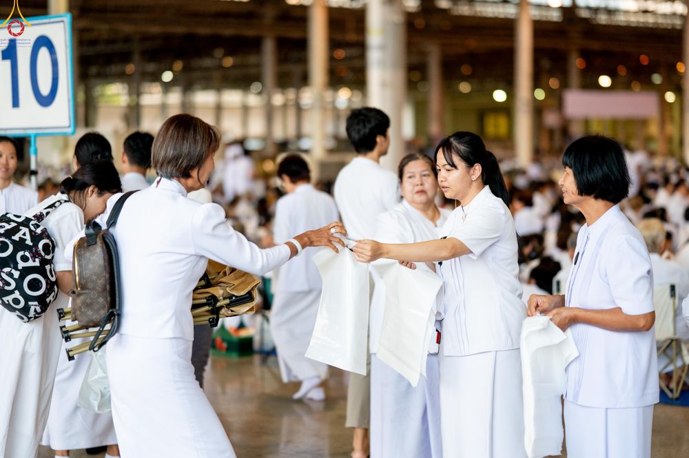 ภาพ No.311277:วันอาทิตย์ต้นเดือนที่ 1 มีนาคม พ.ศ.2569 พิธีตักบาตร และ พิธีบูชาข้าวพระ ณ สภาธรรมกายสากล วัดพระธรรมกาย