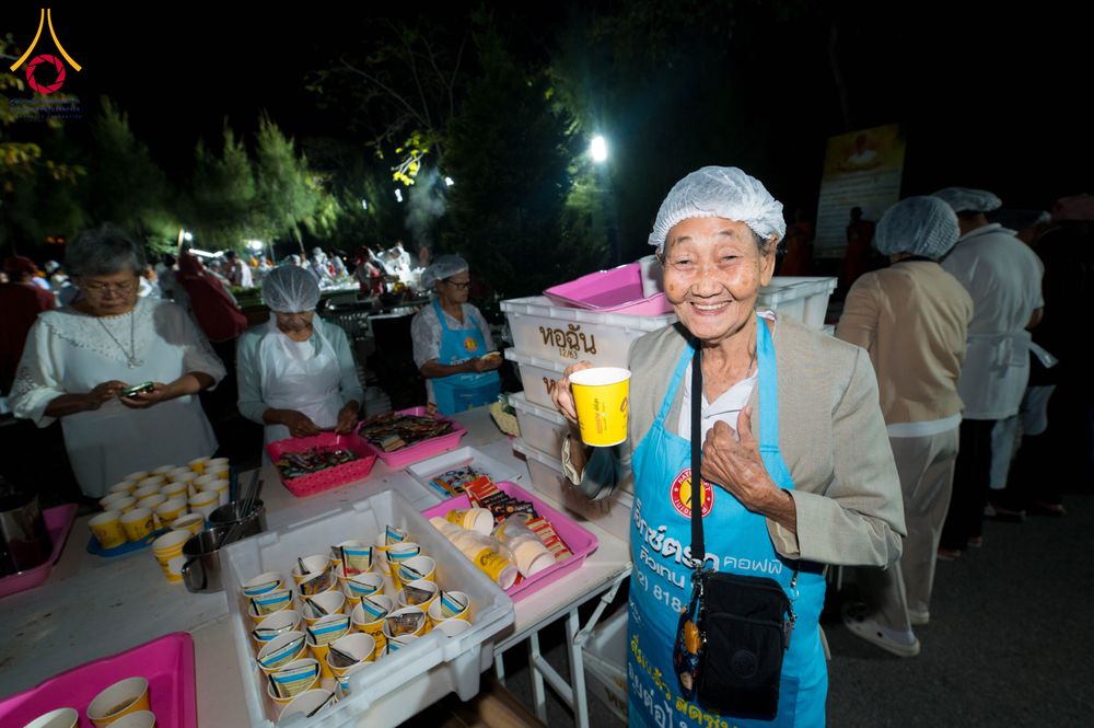 ภาพ No.287945:วันที่ 4 มกราคม พ.ศ. 2569 พิธีถวายภัตตาหารเป็นสังฆทาน แด่พระธรรมยาตรา ในโครงการธรรมยาตรา กตัญญูบูชา มหาปูชนียาจารย์ พระมงคลเทพมุนี(สด จนฺทสโร) พระผู้ปราบมาร อนุสรณ์สถาน 7 แห่ง ปีที่ 14 ณ อนุสรณ์สถานมหาวิหารพระมงคลเทพมุนี (โลตัสแลนด์) อ.สองพี่น้อง จ.สุพรร