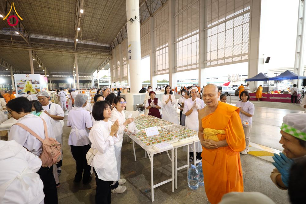 ภาพ No.287288:วันที่ 3 มกราคม พ.ศ.2569 พิธีถวายภัตตาหารเป็นสังฆทาน แด่พระธรรมยาตรา ณ วัดพระธรรมกาย  จังหวัดปทุมธานี ในโครงการธรรมยาตรา กตัญญูบูชา มหาปูชนียาจารย์ พระมงคลเทพมุนี(สด จนฺทสโร) พระผู้ปราบมาร อนุสรณ์สถาน 7 แห่ง ปีที่ 14