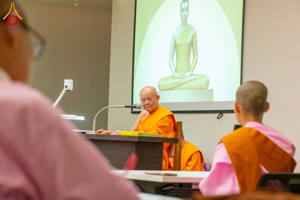 ภาพ No.325356:วันที่ 24 เมษายน พ.ศ.2569  หลวงพ่อทัตตชีโว รองเจ้าอาวาสวัดพระธรรมกาย ถวายการต้อนรับและปฏิสันถารคณะแม่ชีชาวเมียนมา