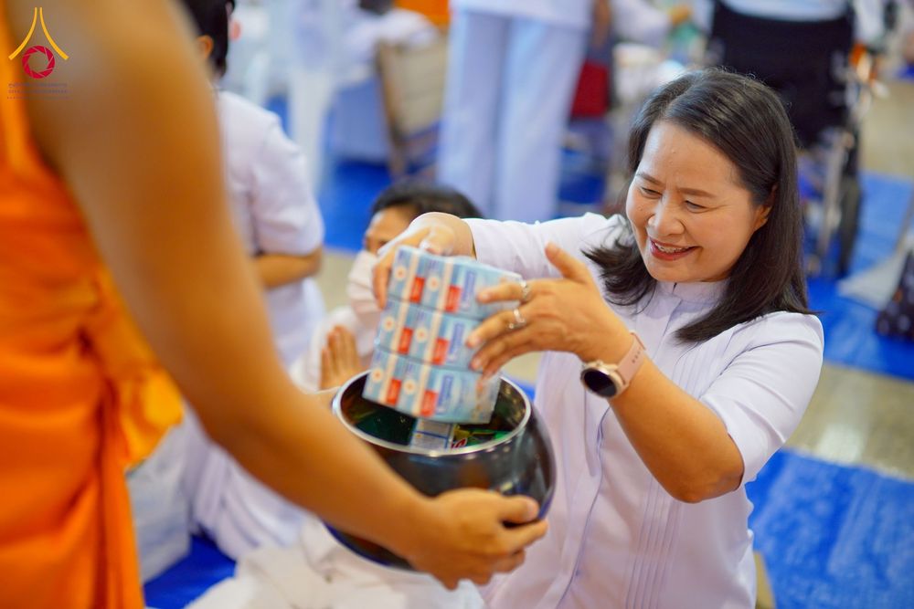 ภาพ No.256855:วันที่ 5 ตุลาคม พ.ศ. 2568 พิธีตักบาตร ข้าวสารอาหารแห้ง ณ บ้านแก้วเรือนทองคุณยายฯ สภาธรรมกายสากล วัดพระธรรมกาย