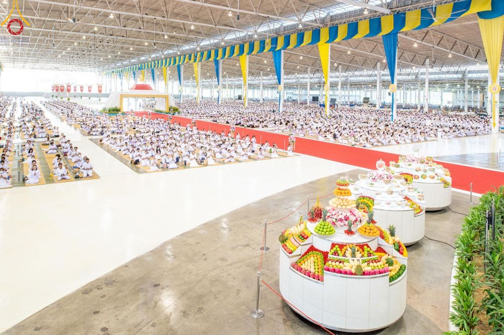 ภาพ No.143479:พิธีตักบาตร ข้าวสารอาหารแห้ง ณ บ้านแก้วเรือนทองคุณยายฯ และ พิธีบูชาข้าวพระ  ณ สภาธรรมกายสากล วัดพระธรรมกาย วันอาทิตย์ที่ 7 กรกฎาคม พ.ศ. 2567