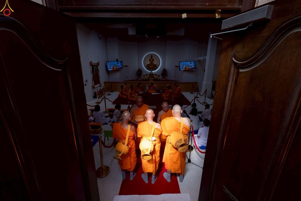 ภาพ No.252322:วันที่ 4-5 ตุลาคม พ.ศ. 2568  วัดพระธรรมกายแคลิฟอร์เนีย ประเทศสหรัฐอเมริกา ได้จัดพิธีตัดปอยผม โดยคณะสงฆ์ ญาติ ๆ และสาธุชน ให้กับนาคธรรมทายาท 8 ท่าน และได้จัดพิธีบรรพชา-อุปสมบท ฉลองพิธีทอดกฐินบรมจักรพรรดิ สร้างอุโบสถ 82 ปี บูชาธรรมหลวงพ่อธัมมชโย