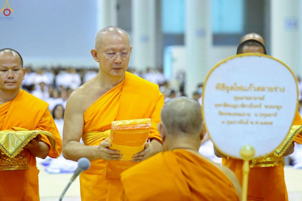 ภาพ No.233853:วันเสาร์ที่ 19 กรกฎาคม พ.ศ.2568 วันมหารำลึก ครั้งที่ 35 พิธีรำลึกถึงนักสร้างบารมี , พิธีสวดพระพุทธมนต์ , พิธีทอดผ้าบังสกุลและถวายไทยธรรม วัดพระธรรมกาย