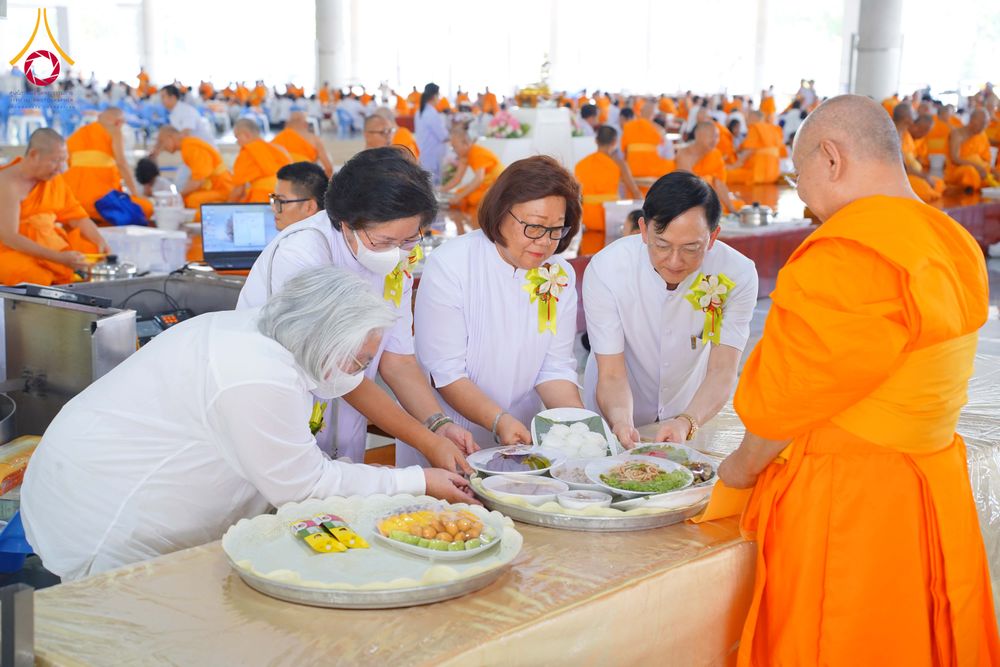 ภาพ No.320671:วันที่ 11 เมษายน พ.ศ.2569 พิธีถวายภัตตาหารเมนูสวรรค์ เพื่อการบรรลุธรรม ณ หอฉันคุณยายอาจารย์ฯ วัดพระธรรมกาย