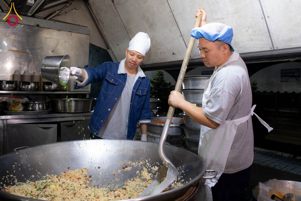 ภาพ No.287988:วันที่ 4 มกราคม พ.ศ. 2569 พิธีถวายภัตตาหารเป็นสังฆทาน แด่พระธรรมยาตรา ในโครงการธรรมยาตรา กตัญญูบูชา มหาปูชนียาจารย์ พระมงคลเทพมุนี(สด จนฺทสโร) พระผู้ปราบมาร อนุสรณ์สถาน 7 แห่ง ปีที่ 14 ณ อนุสรณ์สถานมหาวิหารพระมงคลเทพมุนี (โลตัสแลนด์) อ.สองพี่น้อง จ.สุพรร