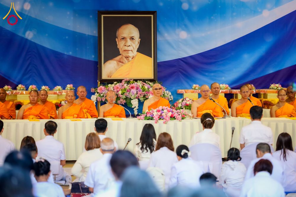 ภาพ No.288072:วันที่ 4 มกราคม พ.ศ. 2569 พิธีถวายภัตตาหารเป็นสังฆทาน แด่พระธรรมยาตรา ในโครงการธรรมยาตรา กตัญญูบูชา มหาปูชนียาจารย์ พระมงคลเทพมุนี(สด จนฺทสโร) พระผู้ปราบมาร อนุสรณ์สถาน 7 แห่ง ปีที่ 14 ณ อนุสรณ์สถานมหาวิหารพระมงคลเทพมุนี (โลตัสแลนด์) อ.สองพี่น้อง จ.สุพรร