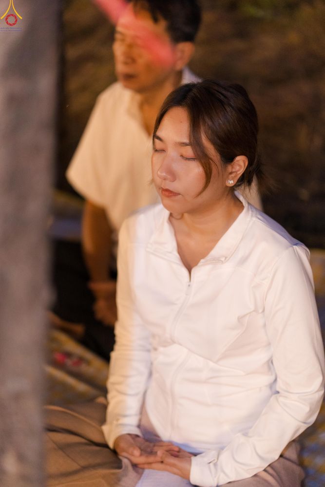 ภาพ No.290207:วันที่ 6 มกราคม พ.ศ. 2569 พิธีจุดประทีปถวายเป็นพุทธบูชา และบูชาธรรมมหาปูชนียาจารย์ (ภาพชุดที่ 2) ณ อนุสรณ์สถานมหาวิหารพระมงคลเทพมุนี (โลตัสแลนด์) อ.สองพี่น้อง จ.สุพรรณบุรี ในโครงการธรรมยาตรา กตัญญูบูชา มหาปูชนียาจารย์ พระมงคลเทพมุนี(สด จนฺทสโร) พระผู้ปรา