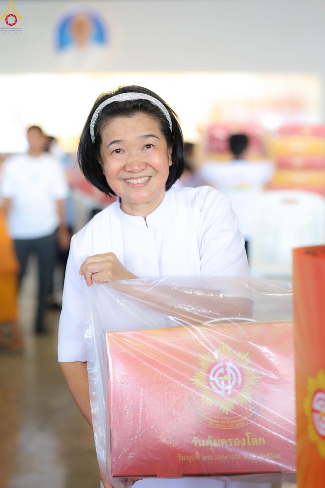 ภาพ No.321989:วันที่ 12 -13 เมษายน พ.ศ.2569 การเตรียมกล่องไทยธรรม + การขนย้ายเก้าอี้ เพื่องานถวายมหาสังฆทาน 40,000 กว่าวัดทั่วประเทศ วันคุ้มครองโลก 22 เมษายน พ.ศ.2569 วัดพระธรรมกาย