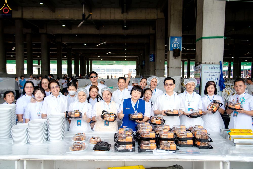 ภาพ No.325681:วันที่ 22 เมษายน พ.ศ.2569(วันคุ้มครองโลก) งานถวายมหาสังฆทาน 40,000 กว่าวัดทั่วประเทศ เจ้าหน้าที่ สาธุชน ร่วมใจจัดเตรียมภัตตาหารเพล (ชุด 2)