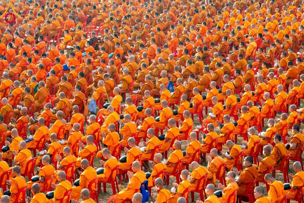 ภาพ No.101867:ตักบาตรพระ 10,000 รูป เติมบุญให้แผ่นดิน เนื่องในโอกาส 192 ปี จังหวัดกาญจนบุรี หนึ่งในโครงการตักบาตรพระ 2,000,000 รูป  77 จังหวัดทุกวัดทั่วไทย วันจันทร์ที่ 11 ธันวาคม พ.ศ. 2566 บริเวณถนนสองแคว (SKY WALK) เมืองกาญจนบุรี