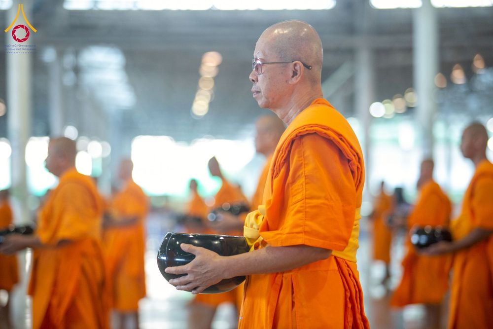 ภาพ No.256818:วันที่ 5 ตุลาคม พ.ศ. 2568 พิธีตักบาตร ข้าวสารอาหารแห้ง ณ บ้านแก้วเรือนทองคุณยายฯ สภาธรรมกายสากล วัดพระธรรมกาย