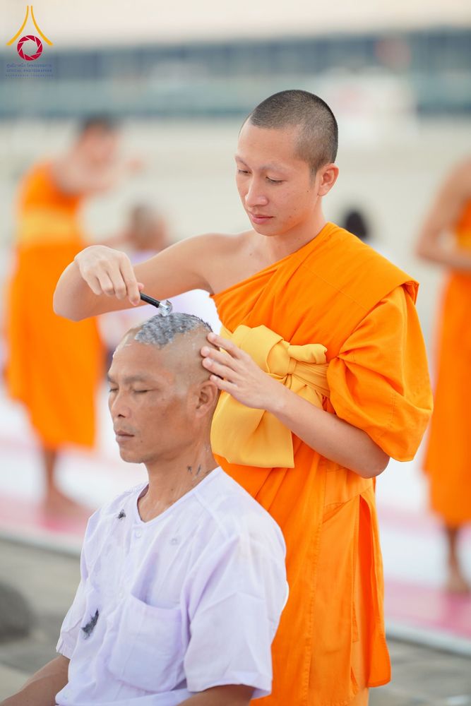 ภาพ No.274798:วันอาทิตย์ที่ 30 พฤศจิกายน พ.ศ. 2568 พิธีปลงผม โครงการอุปสมบทบูชาธรรมมหาปูชนียาจารย์ ปี 2568 ณ ลานธรรมพระมหาธรรมกายเจดีย์ ฝั่งทิศตะวันตก ระหว่างวิหารคดหมายเลข 8 และ 9 วัดพระธรรมกาย