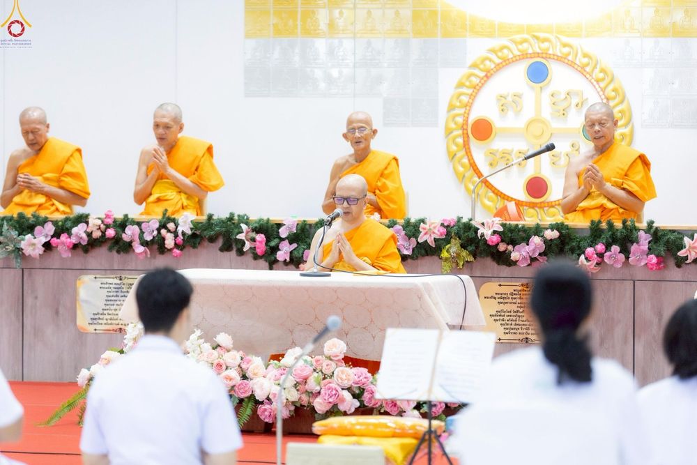 ภาพ No.249121:วันที่ 26-28 กันยายน พ.ศ. 2568 โครงการอบรม อุบาสกแก้ว อุบาสิกาแก้ว รุ่นที่ 3  ณ ศูนย์ปฏิบัติธรรมสมุทรปราการ ได้รับความเมตตาจากคณะสงฆ์ในพื้นที่  รวมถึงผู้บริหารสถานศึกษา ที่นำนักเรียนระดับมัธยมปลาย  มารับฟังข้อมูลเพื่อที่จะเป็นกำลังสำคัญ ในการเข้าร่วมขบวน