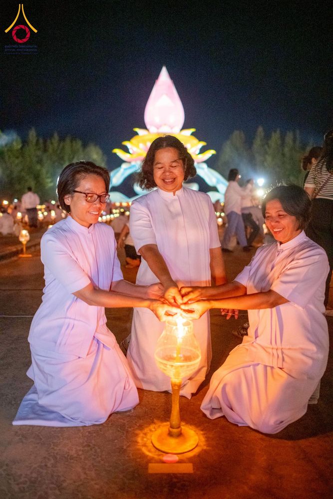 ภาพ No.266151:วันพุธที่ 5 พฤศจิกายน พ.ศ. 2568 (วันพระ ขึ้น 15 ค่ำ เดือน 12) พิธีจุดประทีปโคมลาน, โคมลอย และลอยกระทง ถวายประทีปเป็นพุทธบูชา สร้างความสว่างไสวให้กับแผ่นดินด้วยแสงธรรม ณ พุทธอุทยานนานาชาติ จังหวัดหนองคาย