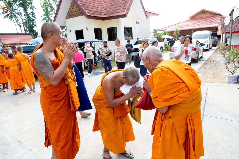 ภาพ No.234429:วันพฤหัสบดีที่ 24 กรกฎาคม พ.ศ. 2568 พิธีถวายสังฆทานแก่คณะสงฆ์ 323 วัด , พิธีมอบกองทุนหนุนแรงใจช่วยครูใต้ , พิธีทำบุญส่วนกุศลแด่ผู้วายชนม์ ในเหตุการณ์ความไม่สงบ 4 จังหวัด ชายแดนภาคใต้ (ปัตตานี , ยะลา , นราธิวาส , สงขลา) ปีที่ 21 ครั้งที่ 179 ณ วัดเวฬุวัน 