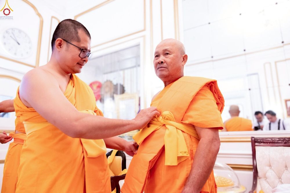 ภาพ No.252285:วันที่ 4-5 ตุลาคม พ.ศ. 2568  วัดพระธรรมกายแคลิฟอร์เนีย ประเทศสหรัฐอเมริกา ได้จัดพิธีตัดปอยผม โดยคณะสงฆ์ ญาติ ๆ และสาธุชน ให้กับนาคธรรมทายาท 8 ท่าน และได้จัดพิธีบรรพชา-อุปสมบท ฉลองพิธีทอดกฐินบรมจักรพรรดิ สร้างอุโบสถ 82 ปี บูชาธรรมหลวงพ่อธัมมชโย