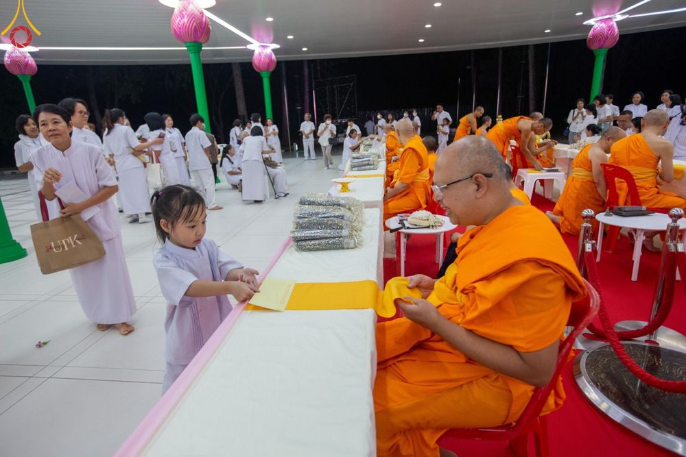 ภาพ No.123287:พิธีพระราชทานสัญญาบัตร พัดยศ และผ้าไตร แด่พระสงฆ์ในเขตปกครองคณะสงฆ์หนกลาง ณ วัดพระศรีมหาธาตุ เขตบางเขน กรุงเทพมหานคร และพิธีมุทิตาสักการะพระสังฆาธิการ ผู้ได้รับเลื่อนและตั้งสมณศักดิ์ ตามพระบรมราชโองการ ณ วัดพระธรรมกาย ในวันที่ 4 กุมภาพันธ์ พ.ศ. 2567