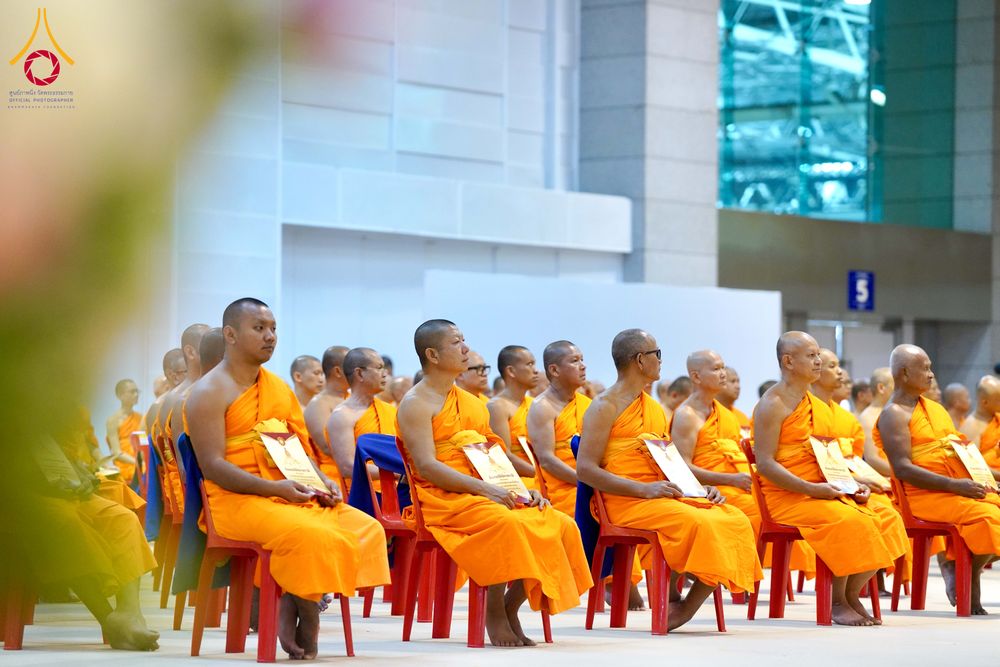 ภาพ No.285076:วันอาทิตย์ที่ 14 ธันวาคม พ.ศ.2568  พิธีปฏิบัติธรรม พิธีถวายภัตตาหารเป็นสังฆทาน พิธีมอบต้นสมบัติจักรพรรดิ ถวายแด่เจ้าอาวาสและประธานสงฆ์ 236 ศูนย์ส่งเสริมศีลธรรมทั่วโลก ณ สภาธรรมกายสากล วัดพระธรรมกาย