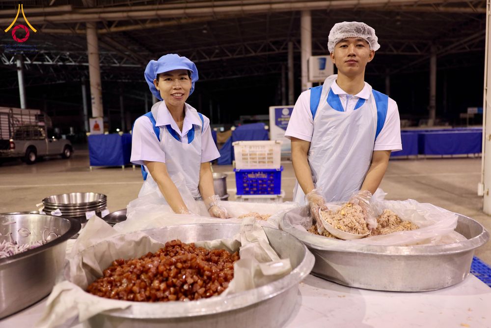 ภาพ No.287229:วันที่ 3 มกราคม พ.ศ.2569 พิธีถวายภัตตาหารเป็นสังฆทาน แด่พระธรรมยาตรา ณ วัดพระธรรมกาย  จังหวัดปทุมธานี ในโครงการธรรมยาตรา กตัญญูบูชา มหาปูชนียาจารย์ พระมงคลเทพมุนี(สด จนฺทสโร) พระผู้ปราบมาร อนุสรณ์สถาน 7 แห่ง ปีที่ 14