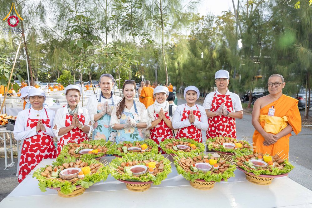 ภาพ No.289591:วันที่ 7 มกราคม พ.ศ. 2569 พิธีถวายภัตตาหารเป็นสังฆทาน แด่พระธรรมยาตรา ในโครงการธรรมยาตรา กตัญญูบูชา มหาปูชนียาจารย์ พระมงคลเทพมุนี(สด จนฺทสโร) พระผู้ปราบมาร อนุสรณ์สถาน 7 แห่ง ปีที่ 14 ณ อนุสรณ์สถานมหาวิหารพระมงคลเทพมุนี (โลตัสแลนด์) อ.สองพี่น้อง จ.สุพรร