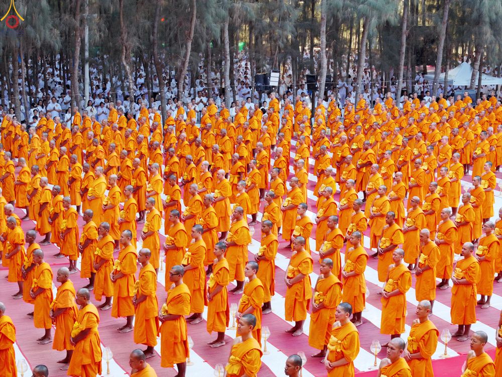 ภาพ No.289100:วันที่ 6 มกราคม พ.ศ. 2569 พิธีจุดประทีปถวายเป็นพุทธบูชา และบูชาธรรมมหาปูชนียาจารย์ ณ อนุสรณ์สถานมหาวิหารพระมงคลเทพมุนี (โลตัสแลนด์) อ.สองพี่น้อง จ.สุพรรณบุรี ในโครงการธรรมยาตรา กตัญญูบูชา มหาปูชนียาจารย์ พระมงคลเทพมุนี(สด จนฺทสโร) พระผู้ปราบมาร อนุสรณ์สถ