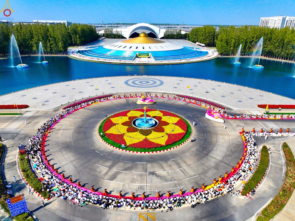 ภาพ No.304769:วันที่ 25 มกราคม พ.ศ. 2569 พิธีต้อนรับพระธรรมยาตรา (ภาพชุดที่ 2) รร.สามัคคีราษฏร์บำรุง-วัดพระธรรมกาย ในโครงการธรรมยาตรา กตัญญูบูชา มหาปูชนียาจารย์ พระมงคลเทพมุนี(สด จนฺทสโร) พระผู้ปราบมาร อนุสรณ์สถาน 7 แห่ง ปีที่ 14