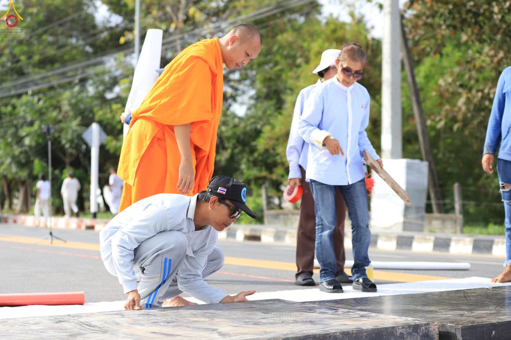 ภาพ No.280856:วันที่ 27 ธันวาคม พ.ศ.2568 คณะสงฆ์และเจ้าหน้าที่ทุกสังกัด ช่วยกันเตรียมงานตักบาตรพระ 1,000 รูป จ.สตูล