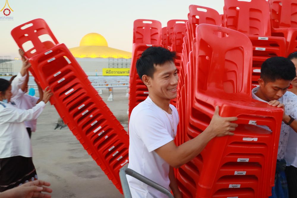 ภาพ No.322031:วันที่ 12 -13 เมษายน พ.ศ.2569 การเตรียมกล่องไทยธรรม + การขนย้ายเก้าอี้ เพื่องานถวายมหาสังฆทาน 40,000 กว่าวัดทั่วประเทศ วันคุ้มครองโลก 22 เมษายน พ.ศ.2569 วัดพระธรรมกาย