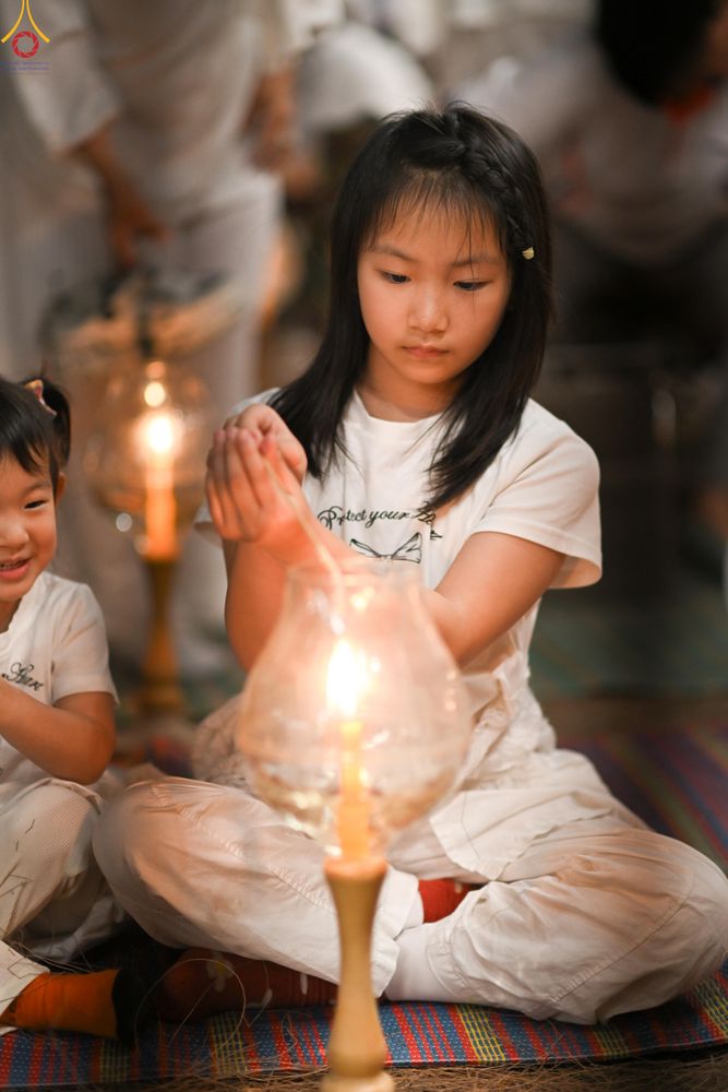 ภาพ No.290158:วันที่ 6 มกราคม พ.ศ. 2569 พิธีจุดประทีปถวายเป็นพุทธบูชา และบูชาธรรมมหาปูชนียาจารย์ (ภาพชุดที่ 2) ณ อนุสรณ์สถานมหาวิหารพระมงคลเทพมุนี (โลตัสแลนด์) อ.สองพี่น้อง จ.สุพรรณบุรี ในโครงการธรรมยาตรา กตัญญูบูชา มหาปูชนียาจารย์ พระมงคลเทพมุนี(สด จนฺทสโร) พระผู้ปรา