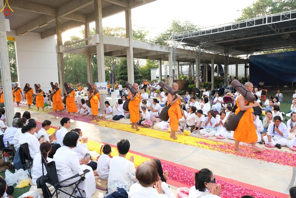 ภาพ No.287860:วันที่ 3 มกราคม พ.ศ. 2569 พิธีต้อนรับพระธรรมยาตรา ครั้งที่ 2 (ภาพชุดที่ 2) ในโครงการธรรมยาตรา กตัญญูบูชา มหาปูชนียาจารย์ พระมงคลเทพมุนี(สด จนฺทสโร) พระผู้ปราบมาร อนุสรณ์สถาน 7 แห่ง ปีที่ 14 ณ อนุสรณ์สถานมหาวิหารพระมงคลเทพมุนี (โลตัสแลนด์) อ.สองพี่น้อง จ.