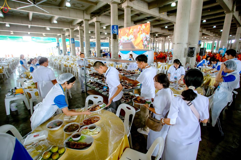 ภาพ No.325729:วันที่ 22 เมษายน พ.ศ.2569(วันคุ้มครองโลก) งานถวายมหาสังฆทาน 40,000 กว่าวัดทั่วประเทศ เจ้าหน้าที่ สาธุชน ร่วมใจจัดเตรียมภัตตาหารเพล (ชุด 2)