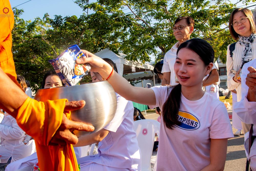 ภาพ No.282733:วันเสาร์ที่ 20 ธันวาคม พ.ศ.2568 พิธีตักบาตรพระ 10,000 รูป (ชุด 2) เนื่องในโอกาส 194 ปี จังหวัดกาญจนบุรี และอุทิศส่วนกุศลให้แด่บรรพชนทั้งหลาย บริเวณถนนสองแคว (Skywalk) เมืองกาญจนบุรี