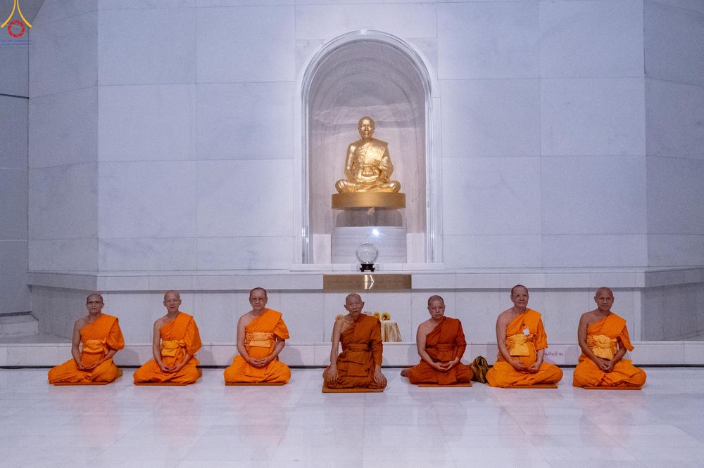 ภาพ No.289997:วันที่ 6 มกราคม พ.ศ. 2569 พิธีจุดประทีปถวายเป็นพุทธบูชา และบูชาธรรมมหาปูชนียาจารย์ (ภาพชุดที่ 2) ณ อนุสรณ์สถานมหาวิหารพระมงคลเทพมุนี (โลตัสแลนด์) อ.สองพี่น้อง จ.สุพรรณบุรี ในโครงการธรรมยาตรา กตัญญูบูชา มหาปูชนียาจารย์ พระมงคลเทพมุนี(สด จนฺทสโร) พระผู้ปรา