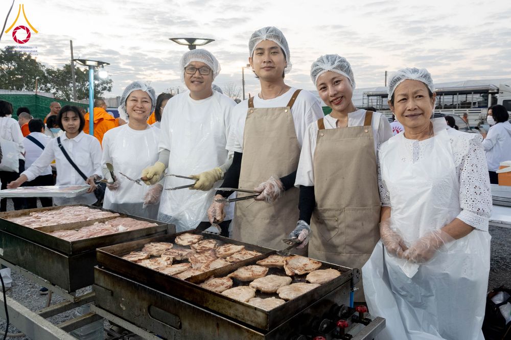 ภาพ No.301767:วันที่ 24 มกราคม พ.ศ. 2569 พิธีถวายภัตตาหารเป็นสังฆทาน แด่พระธรรมยาตรา ณ อนุสรณ์สถานบางปลา วัดบางปลา อำเภอบางเลน จังหวัดนครปฐม ในโครงการธรรมยาตรา กตัญญูบูชา มหาปูชนียาจารย์ พระมงคลเทพมุนี(สด จนฺทสโร) พระผู้ปราบมาร อนุสรณ์สถาน 7 แห่ง ปีที่ 14