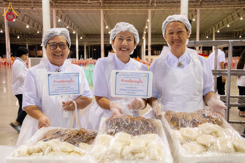 ภาพ No.287295:วันที่ 3 มกราคม พ.ศ.2569 พิธีถวายภัตตาหารเป็นสังฆทาน แด่พระธรรมยาตรา ณ วัดพระธรรมกาย  จังหวัดปทุมธานี ในโครงการธรรมยาตรา กตัญญูบูชา มหาปูชนียาจารย์ พระมงคลเทพมุนี(สด จนฺทสโร) พระผู้ปราบมาร อนุสรณ์สถาน 7 แห่ง ปีที่ 14