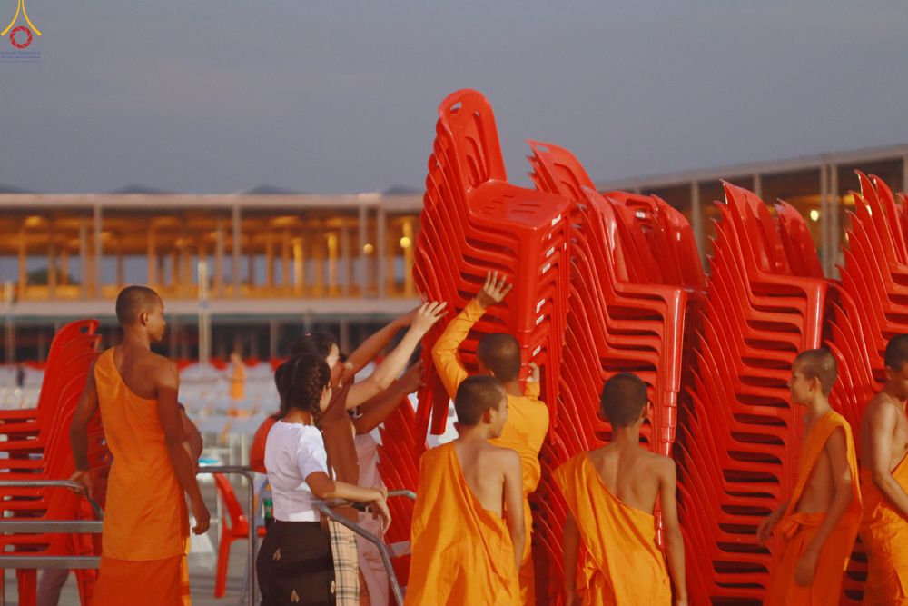 ภาพ No.322047:วันที่ 12 -13 เมษายน พ.ศ.2569 การเตรียมกล่องไทยธรรม + การขนย้ายเก้าอี้ เพื่องานถวายมหาสังฆทาน 40,000 กว่าวัดทั่วประเทศ วันคุ้มครองโลก 22 เมษายน พ.ศ.2569 วัดพระธรรมกาย