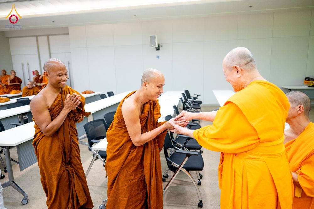 ภาพ No.323368:หลวงพ่อทัตตชีโว รองเจ้าอาวาสวัดพระธรรมกาย ถวายการต้อนรับปฏิสันถารคณะสงฆ์จากประเทศศรีลังกา