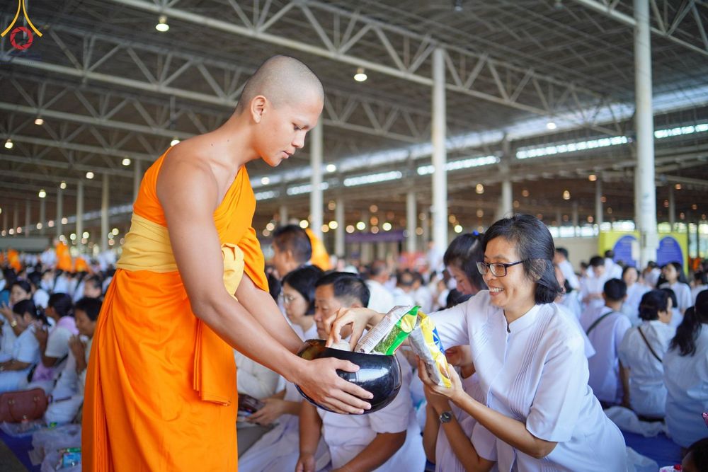 ภาพ No.167524:พิธีตักบาตรและพิธีบูชาข้าวพระ ในวันอาทิตย์ที่ 3 พฤศจิกายน พ.ศ. 2567 ณ วัดพระธรรมกาย