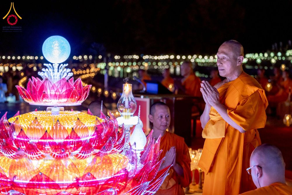 ภาพ No.266330:วันพุธที่ 5 พฤศจิกายน พ.ศ. 2568 (วันพระ ขึ้น 15 ค่ำ เดือน 12) พิธีลอยกระทงธรรม  ณ สระมหาเศรษฐีทะเลบุญ มหาวิหารพระมงคลเทพมุนี วัดพระธรรมกาย จ.ปทุมธานี