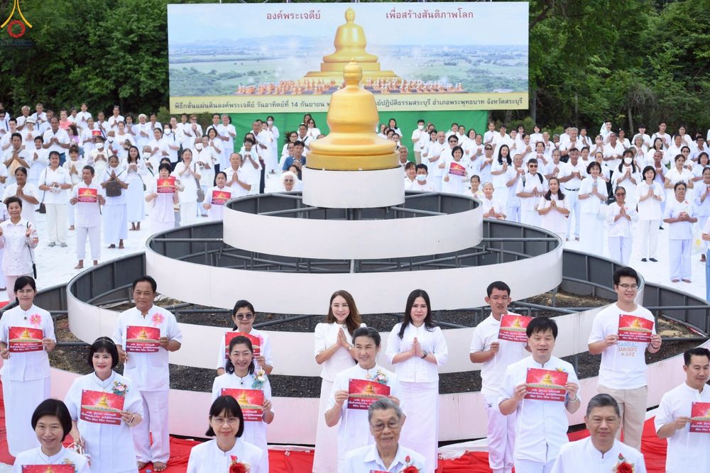 ภาพ No.246886:วันอาทิตย์ที่ 14 กันยายน พ.ศ. 2568 พิธีทอดผ้าป่า ซื้อดิน ปรับพื้นที่ลานธรรม  และพิธีกลั่นแผ่นดิน โปรยทราย สถาปนาองค์พระเจดีย์ เพื่อสร้างสันติภาพโลก  ณ ศูนย์ปฏิบัติธรรมสระบุรี อ.พระพุทธบาท จ.สระบุรี