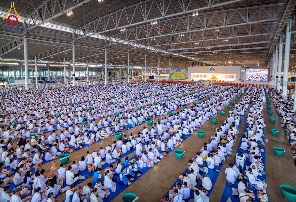 ภาพ No.256802:วันที่ 5 ตุลาคม พ.ศ. 2568 พิธีตักบาตร ข้าวสารอาหารแห้ง ณ บ้านแก้วเรือนทองคุณยายฯ สภาธรรมกายสากล วัดพระธรรมกาย