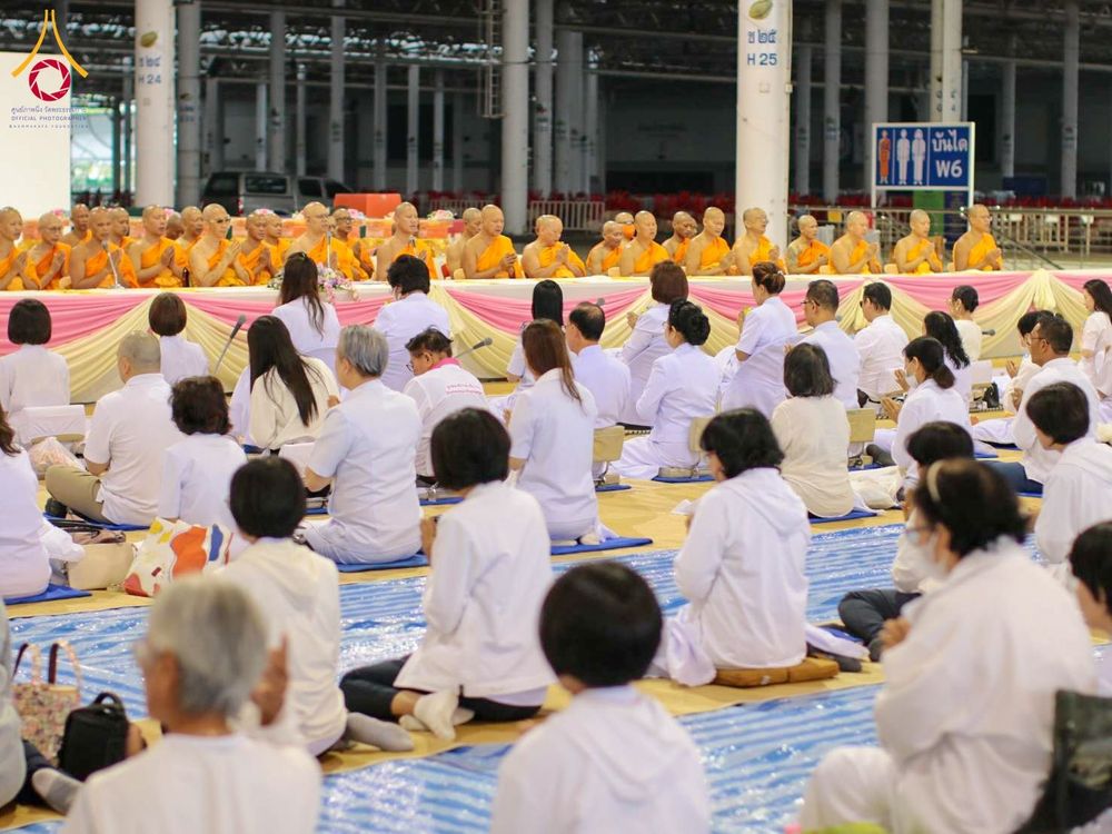 ภาพ No.203228:พิธีถวายภัตตาหารเป็นสังฆทาน แด่พระธรรมยาตรา ณ วัดพระธรรมกาย ตำบลคลองสาม อำเภอคลองหลวง จังหวัดปทุมธานี ในโครงการธรรมยาตรา กตัญญูบูชา มหาปูชนียาจารย์ พระมงคลเทพมุนี(สด จนฺทสโร) พระผู้ปราบมาร อนุสรณ์สถาน 7 แห่ง ปีที่ 13 วันที่ 29 มกราคม พ.ศ. 2568