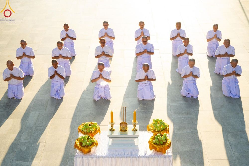 ภาพ No.159733:พิธีตัดปอยผมปลงผมนาคธรรมทายาท, พิธีบรรพชาอุปสมบทหมู่ โครงการอุปสมบทหมู่บูชาธรรม 140 ปี พระมงคลเทพมุนี (สด จนฺทสโร) ณ โบสถ์พระไตรปิฏก วัดพระธรรมกาย วันเสาร์ที่ 5 ตุลาคม พ.ศ. 2567