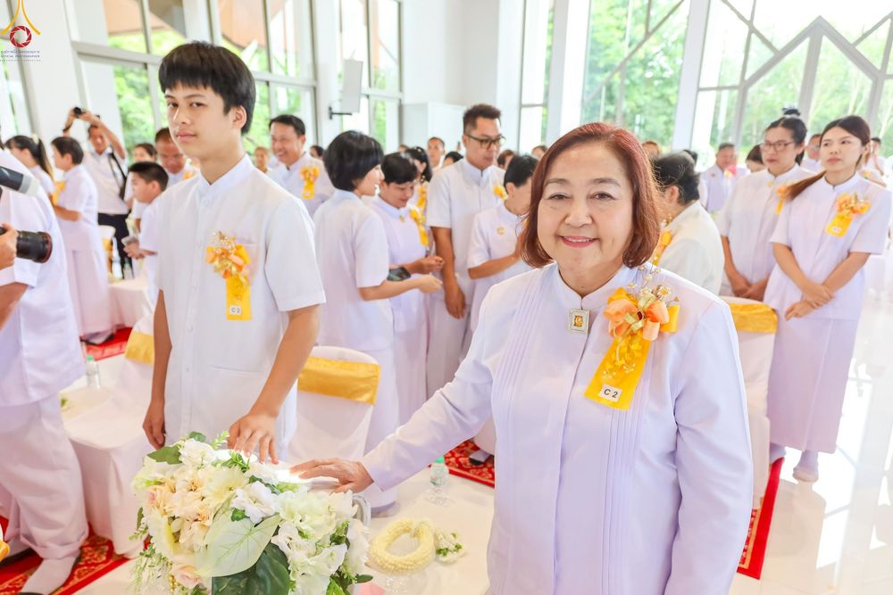 ภาพ No.239425:วันอาทิตย์ที่ 17 สิงหาคม พ.ศ. 2568 พิธีกดปุ่มอัญเชิญรูปเหมือน พระมงคลเทพมุนี (สด จันทสโร)  ณ มหาวิหารแก้วพระมงคลเทพมุนี  ศูนย์ปฏิบัติธรรมแก้วเมืองเลย