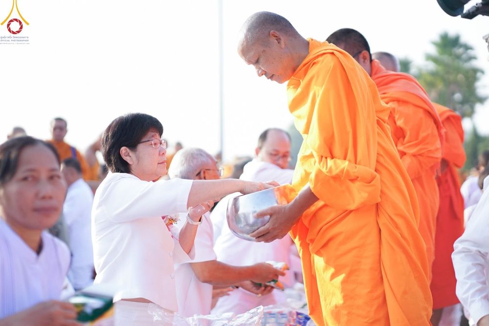 ภาพ No.180451:พิธีตักบาตรพระ ๑,๐๐๐ รูป ฉลองเมืองลำปาง ๑,๓๔๔ ปี วันเสาร์ที่ ๗ ธันวาคม พ.ศ. ๒๕๖๗ ณ ลานพระบรมราชานุสาวรีย์ พระนเรศวรมหาราช อ.เกาะคา จ.ลำปาง
