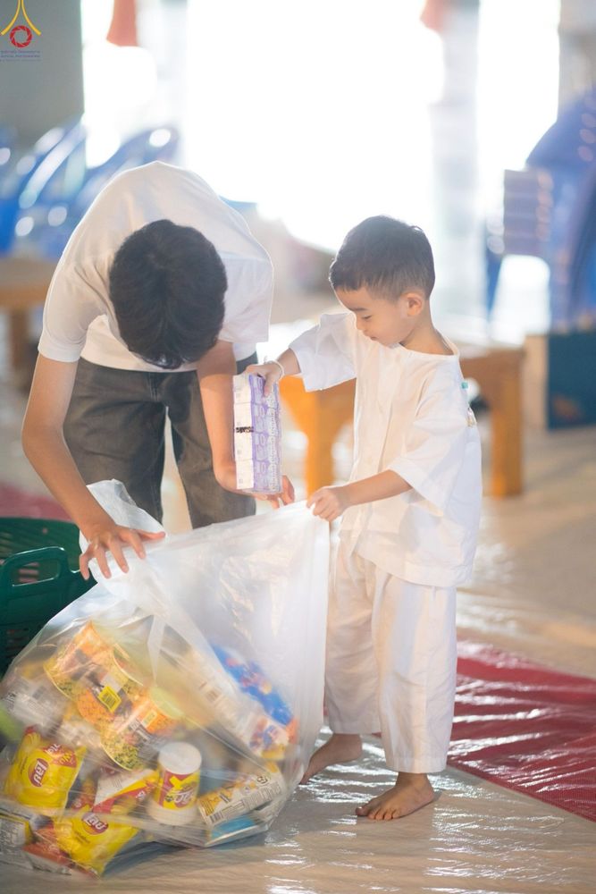 ภาพ No.246641:วันที่ 14 กันยายน พ.ศ. 2568 พิธีตักบาตรฉลองพระใหม่ ในโครงการอุปสมบทหมู่บูชาธรรม ครบรอบ108ปี วันครูผู้ค้นพบวิชชาธรรมกาย ณ วิหารคด วัดพระธรรมกาย