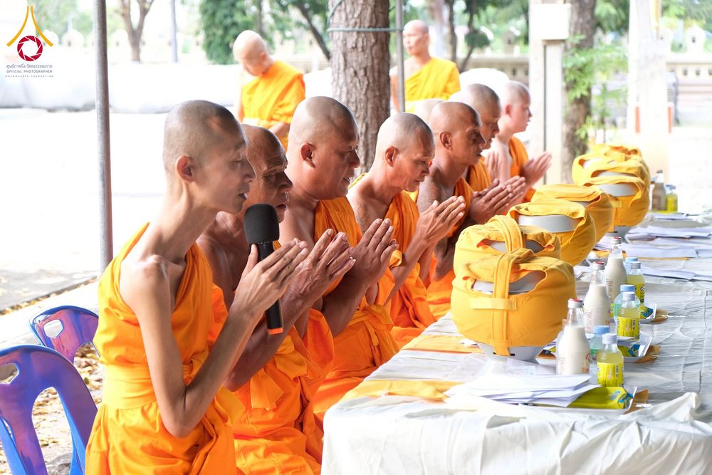 ภาพ No.277961:พิธีตัดปอยผมและปลงผมนาคธรรมทายาท พิธีขอขมาผู้ปกครอง ณ ศูนย์อบรมเยาวชนนครปฐม จ.นครปฐม และพิธีมอบบาตร ผ้าไตร นาคธรรมทายาท พิธีบรรพชา อุปสมบทหมู่ ณ วัดลาดหญ้าไทร จ.นครปฐม