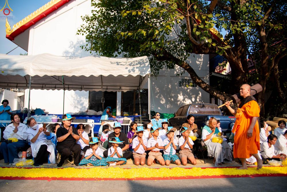 ภาพ No.295104:วันที่ 14 มกราคม พ.ศ. 2569 พิธีต้อนรับพระธรรมยาตรา อนุสรณ์สถานลำดับที่ 4  สถานที่เกิดด้วยกายธรรม ณ วัดโบสถ์บน ต.บางคูเวียง จ.นนทบุรี ในโครงการธรรมยาตรา กตัญญูบูชา มหาปูชนียาจารย์ พระมงคลเทพมุนี(สด จนฺทสโร) พระผู้ปราบมาร อนุสรณ์สถาน 7 แห่ง ปีที่ 14