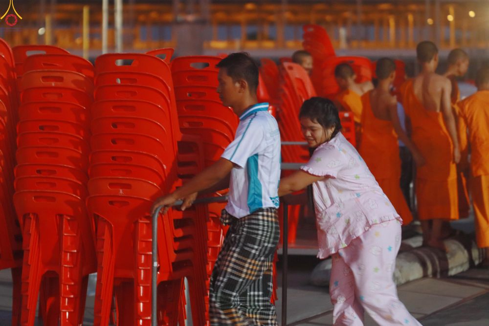 ภาพ No.322051:วันที่ 12 -13 เมษายน พ.ศ.2569 การเตรียมกล่องไทยธรรม + การขนย้ายเก้าอี้ เพื่องานถวายมหาสังฆทาน 40,000 กว่าวัดทั่วประเทศ วันคุ้มครองโลก 22 เมษายน พ.ศ.2569 วัดพระธรรมกาย